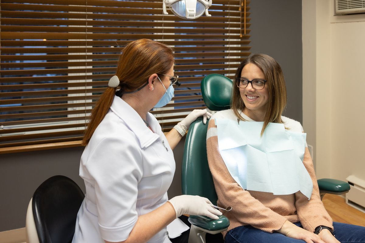 Dentiste en consultation avec une patiente